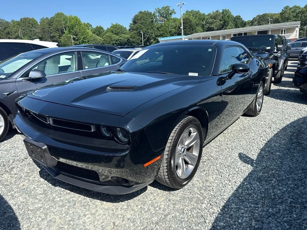 Used 2015 Black Dodge SXT image 1
