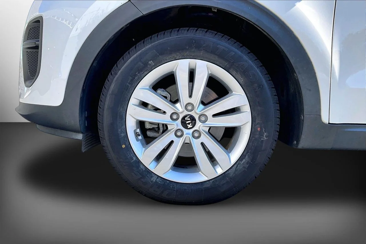 Used 2017 White Kia LX image 31