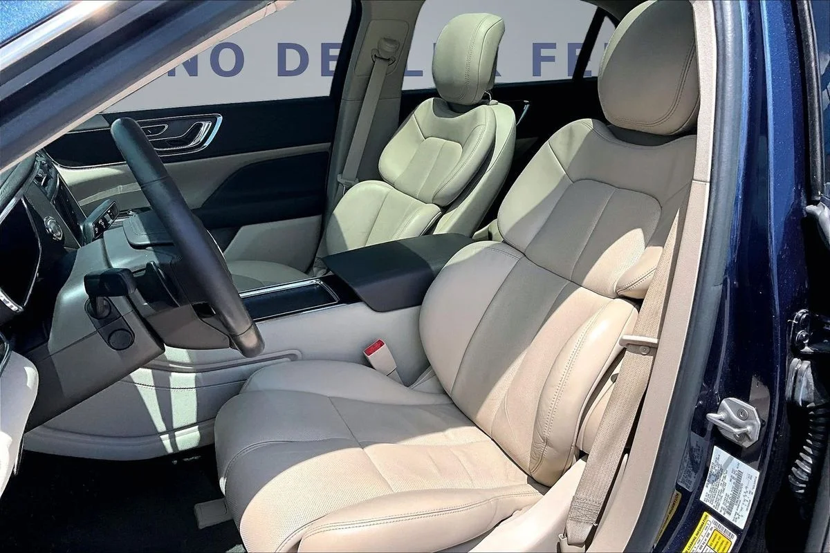 Used 2017 Blue Lincoln Select image 20