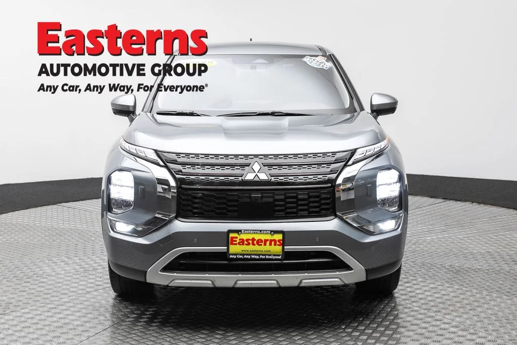 Used 2024 Gray Mitsubishi SE image 2