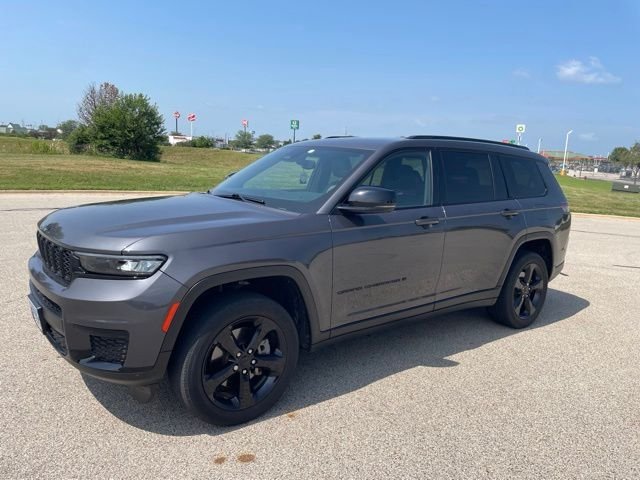 Used 2023 Gray Jeep Altitude image 6