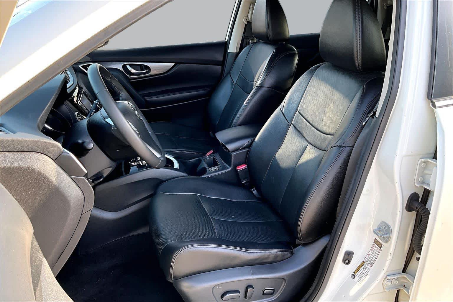 Used 2016 Pearl White Nissan SL image 8