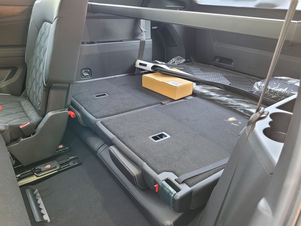 2025 Volkswagen Atlas SEL Premium R-Line - Photo 13