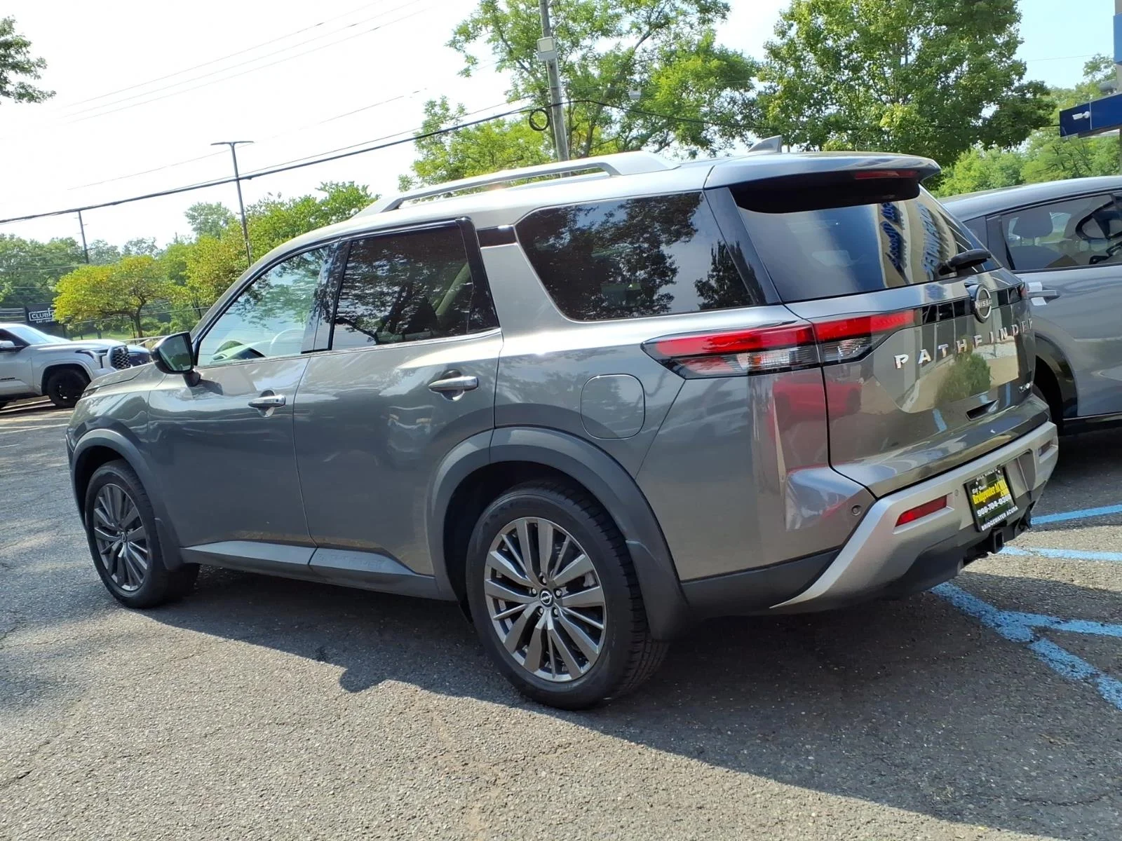 Used 2022 Gun Metallic (kad) Nissan SL image 6