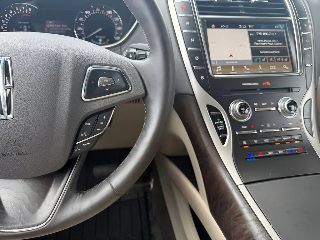 Used 2018 Red Lincoln Reserve image 17