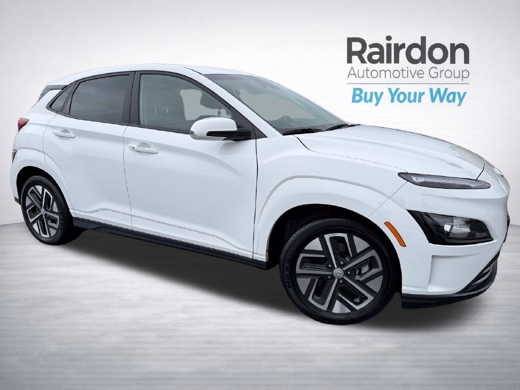 Used 2023 White Hyundai SE image 1
