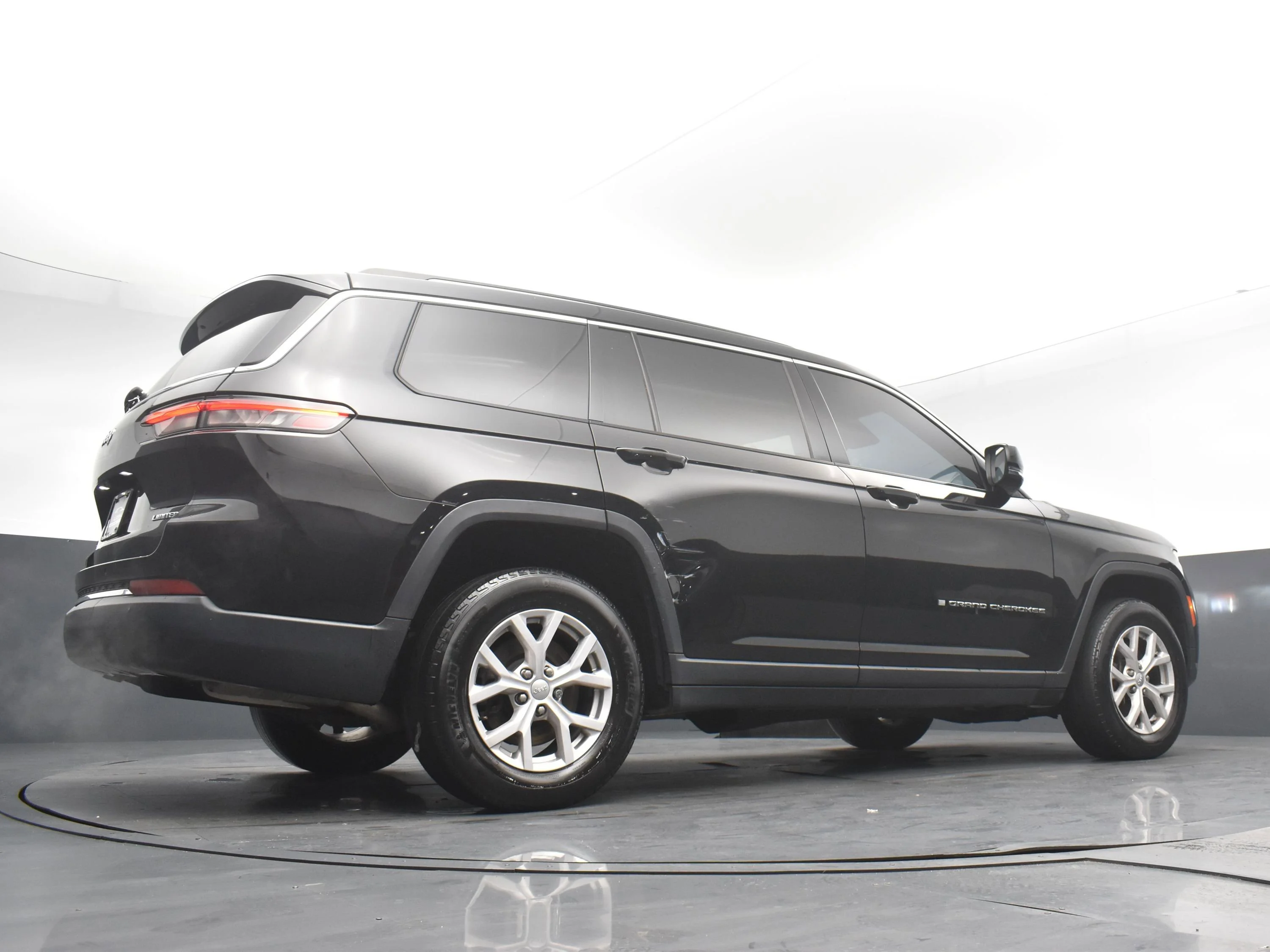 Used 2021 Diamond Black Crystal Pearlcoat Jeep Limited image 24