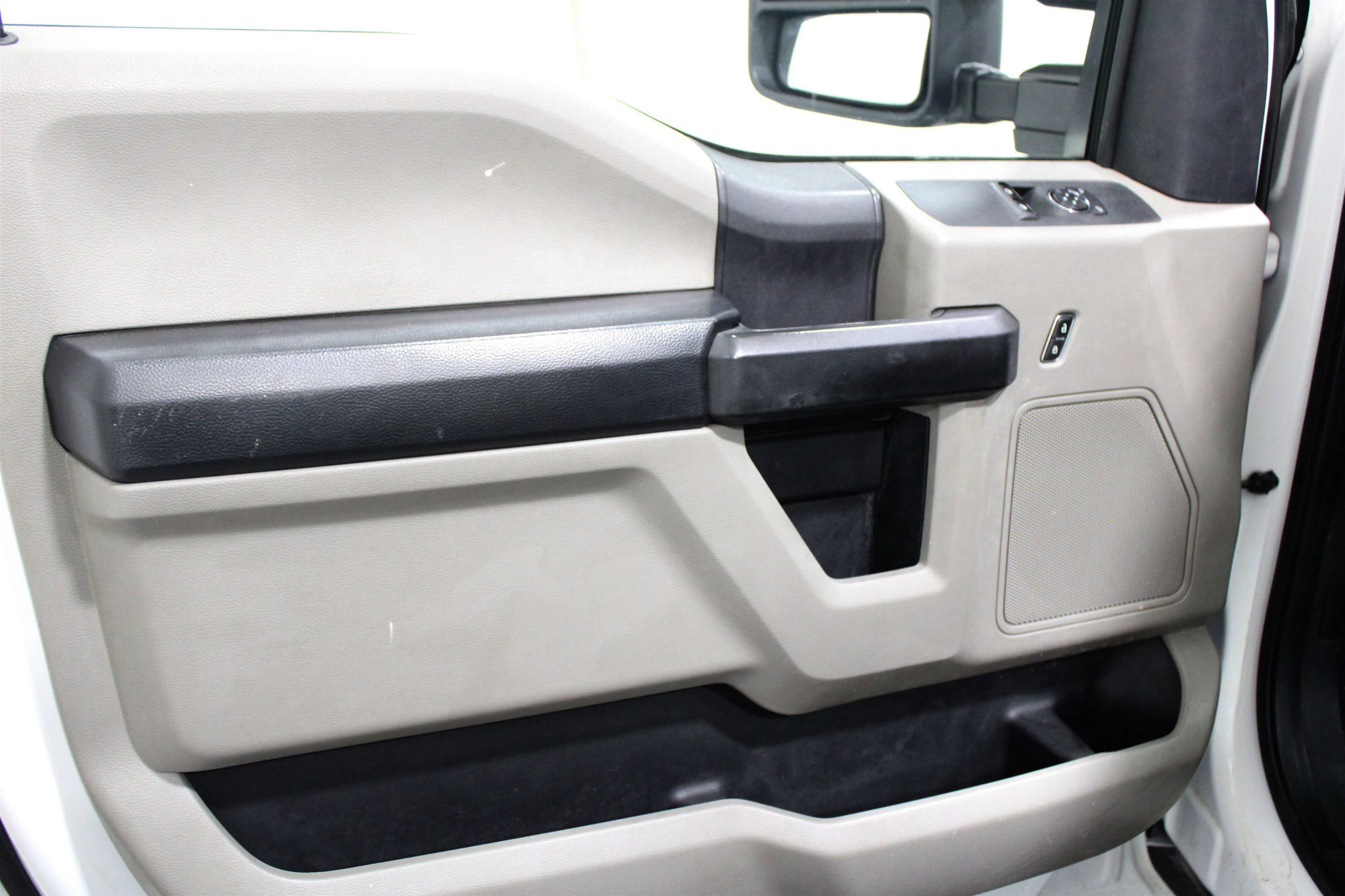Used 2019 White Ford XL image 3