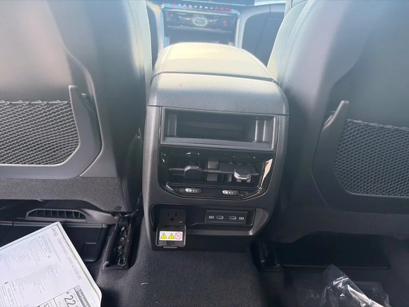 New 2026 Bright White Clear-Coat Exterior Paint Jeep Altitude image 13