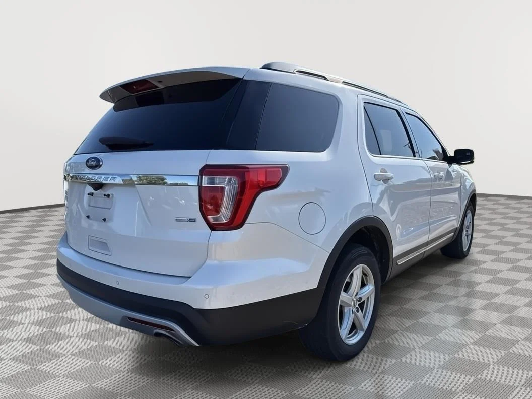Used 2016 White Platinum Metallic Tri-Coat Ford XLT image 5