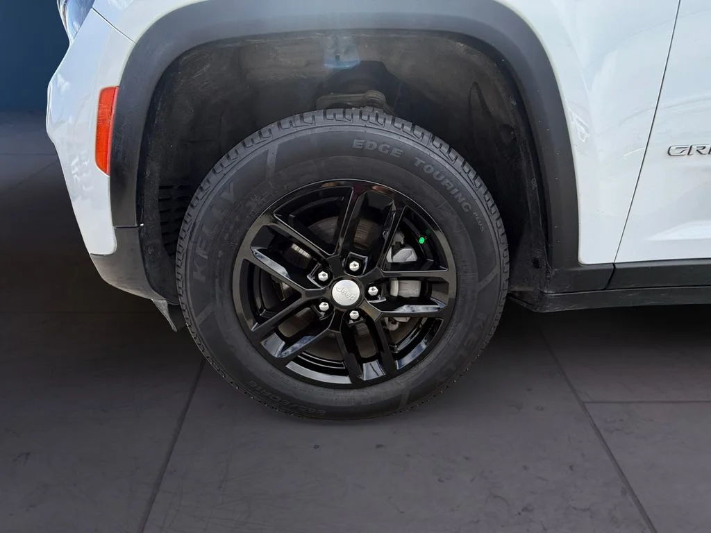 Used 2025 White Jeep Laredo X image 9
