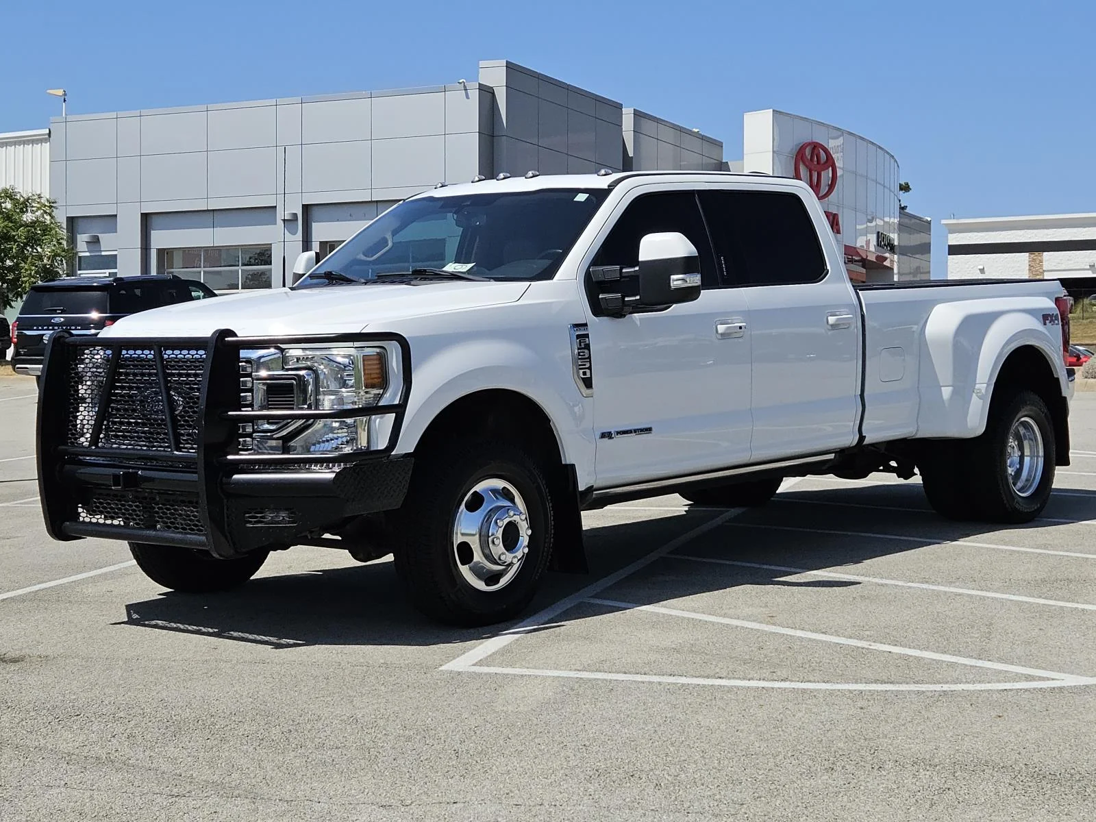 Used 2022 Oxford White Ford LARIAT 4WD Crew Cab 8
