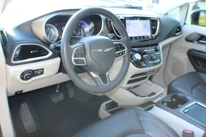 Used 2023 Brilliant Black Crystal Pearlcoat Chrysler Touring L image 8
