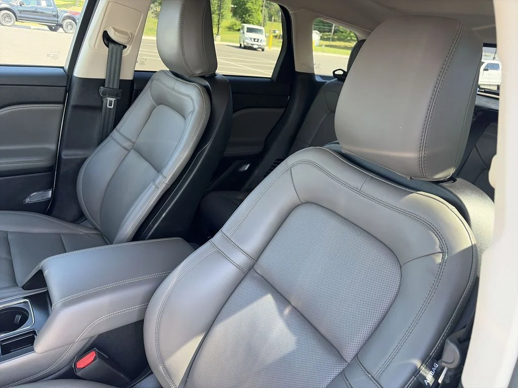 Used 2023 White Lincoln Standard image 11