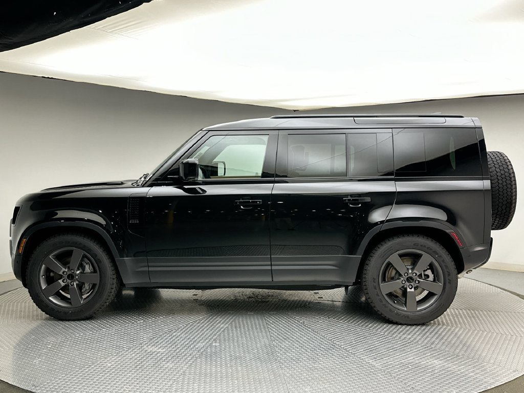 New 2026 Santorini Black Metallic Land Rover S image 2