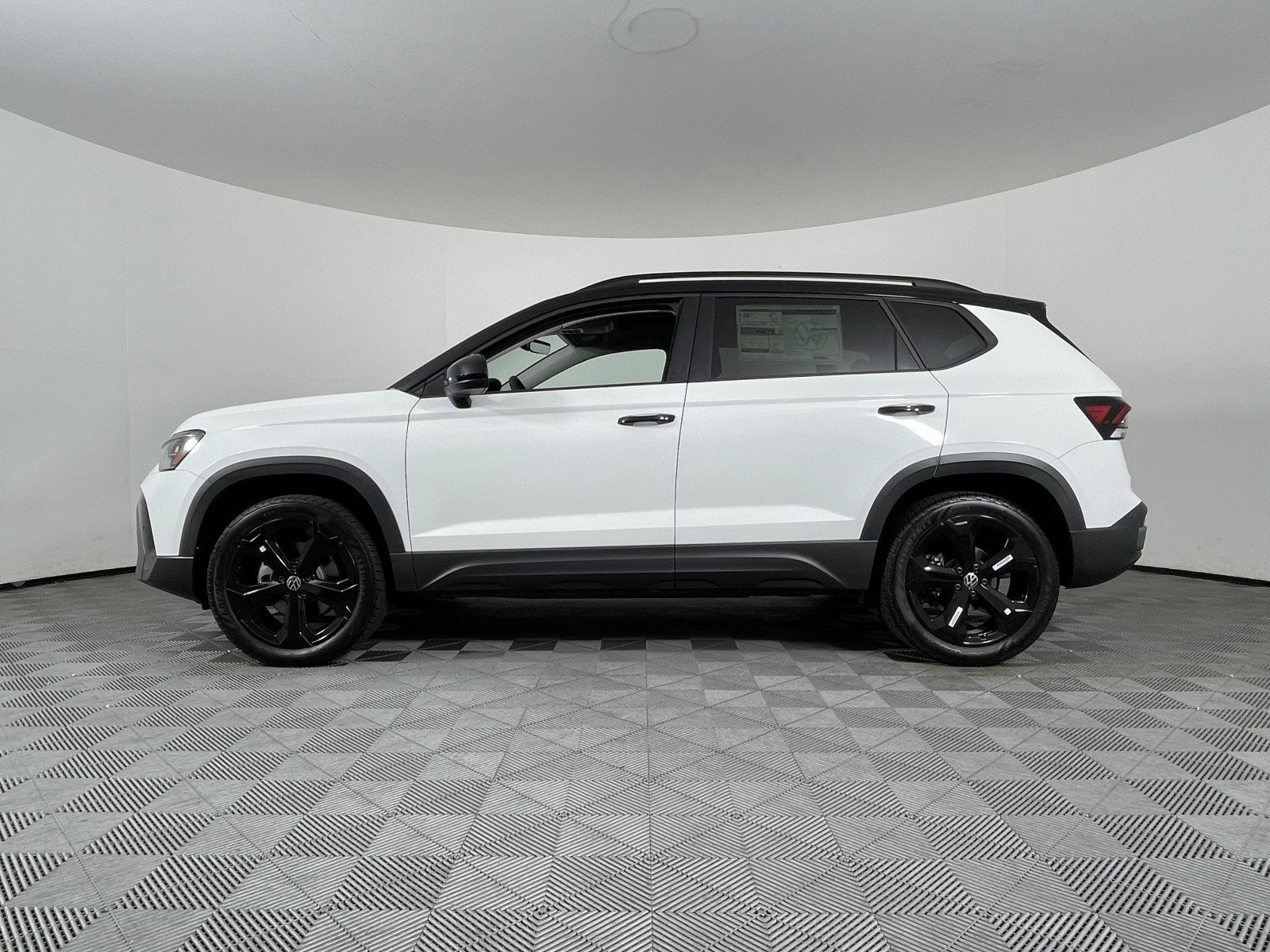 2025 Volkswagen Taos SE Black - Photo 10