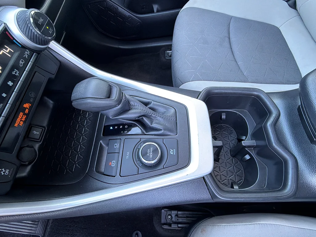 Used 2022 White Toyota XLE image 22