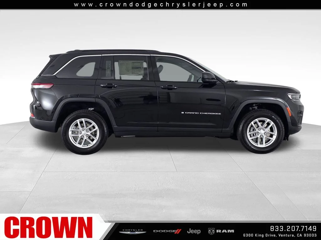 New 2026 Diamond Black Crystal Pearlcoat Jeep  image 4