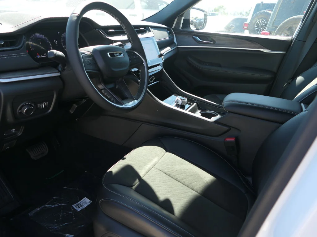 New 2027 White Jeep Laredo Altitude image 8