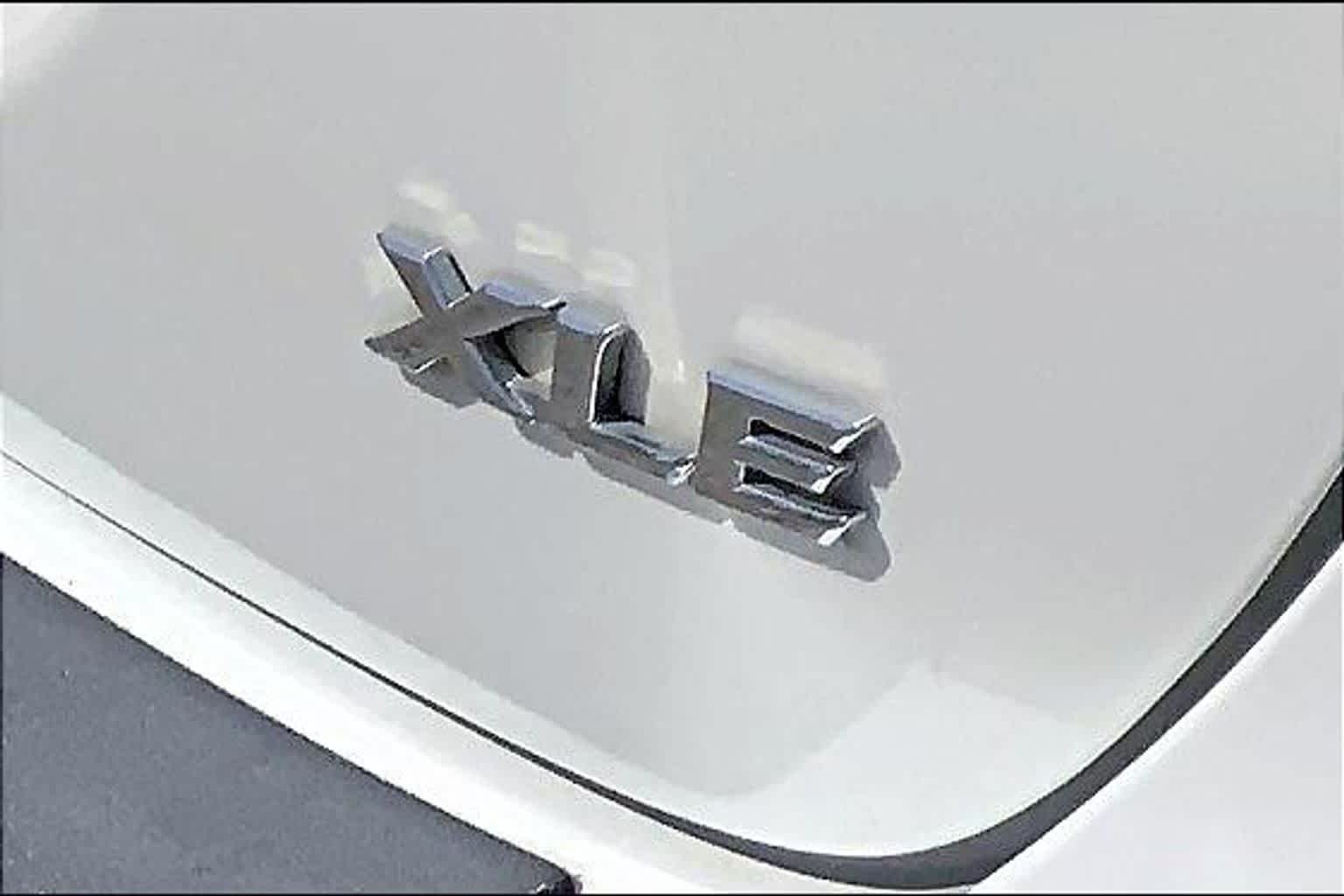 Used 2022 Wind Chill Pearl Toyota XLE image 30