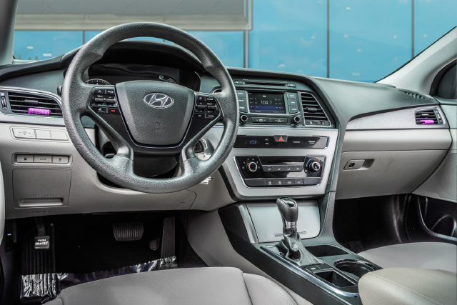 Used 2015 Silver Hyundai SE image 18