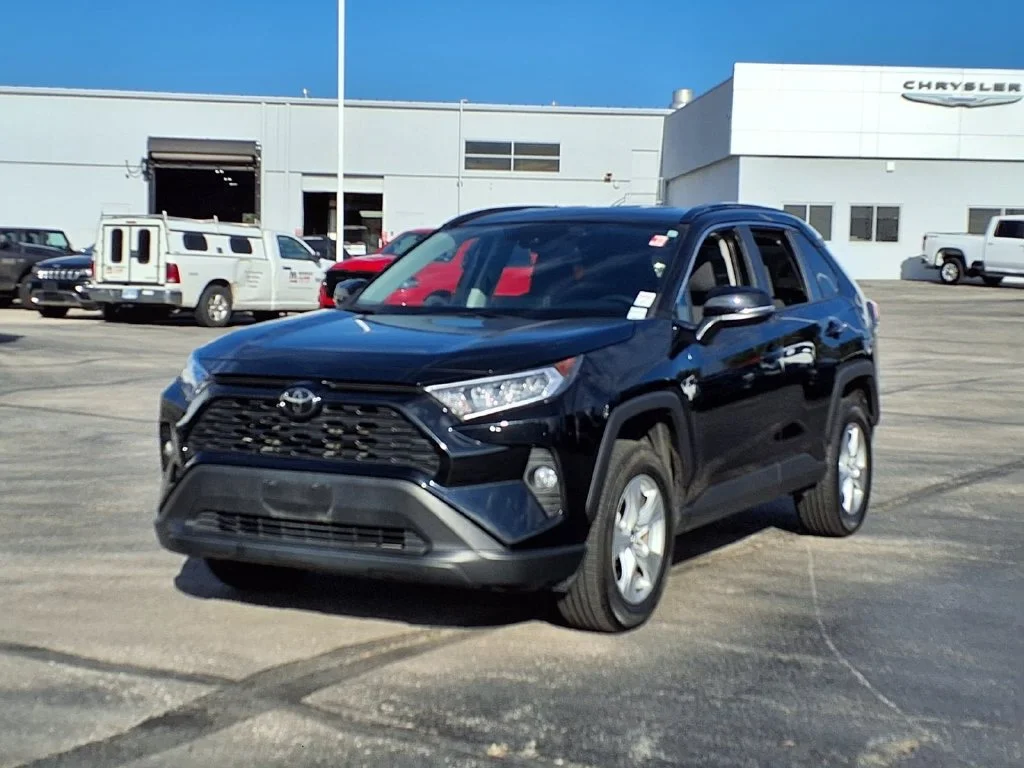 Used 2021 Toyota RAV4 XLE with VIN 2T3P1RFV9MW144683 for sale in Kansas City