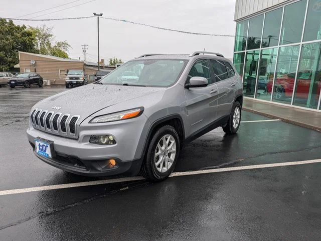Used 2018 Silver Jeep Latitude image 7