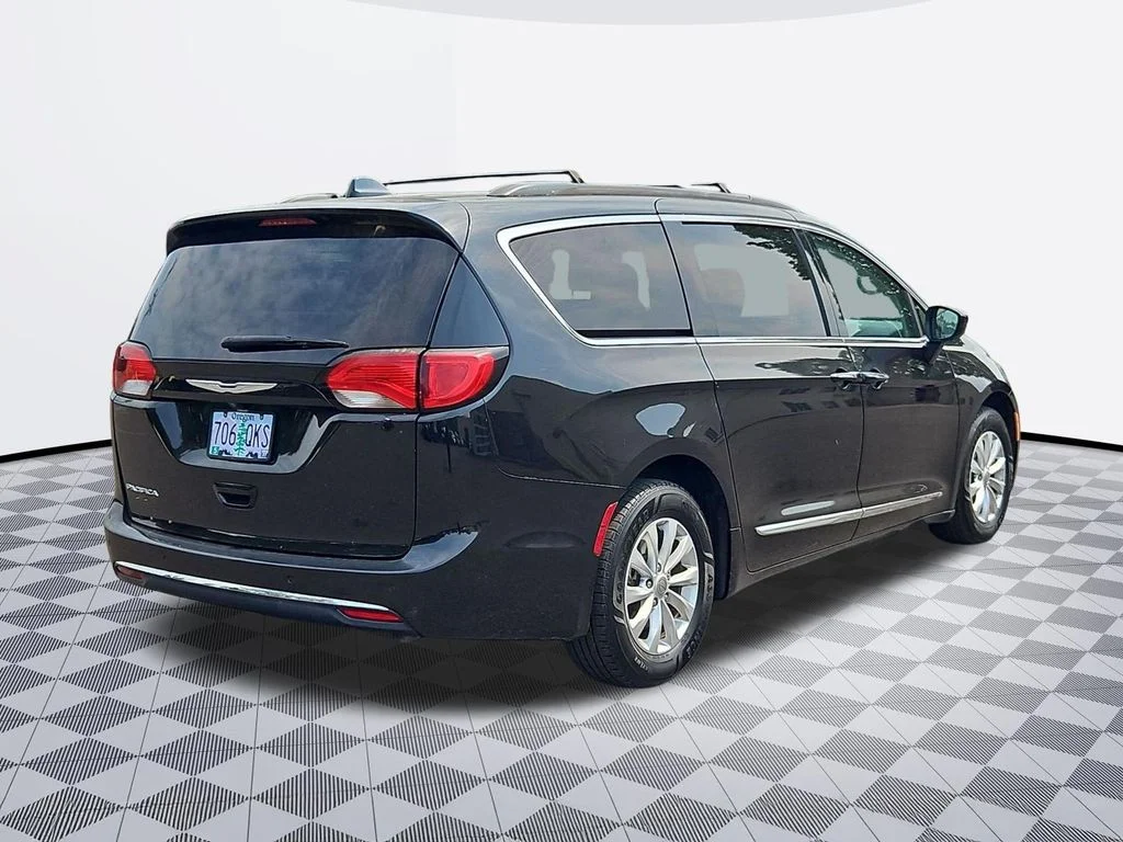 Used 2017 Brilliant Black Crystal Pearlcoat Chrysler Touring L image 6