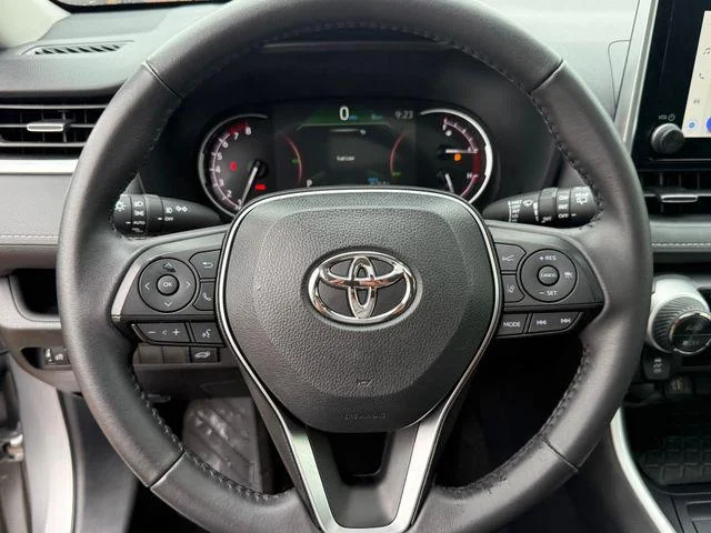 Certified Used 2025 SILVER SKY METALLIC Toyota XLE Premium image 11