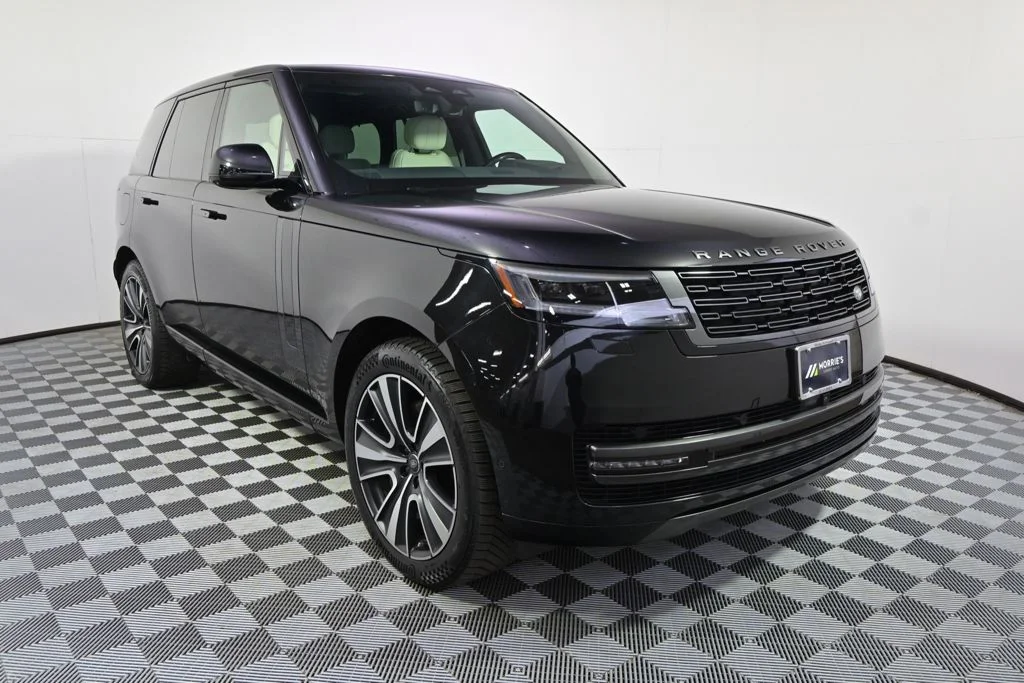 Used 2025 Santorini Black Metallic Land Rover SE image 9