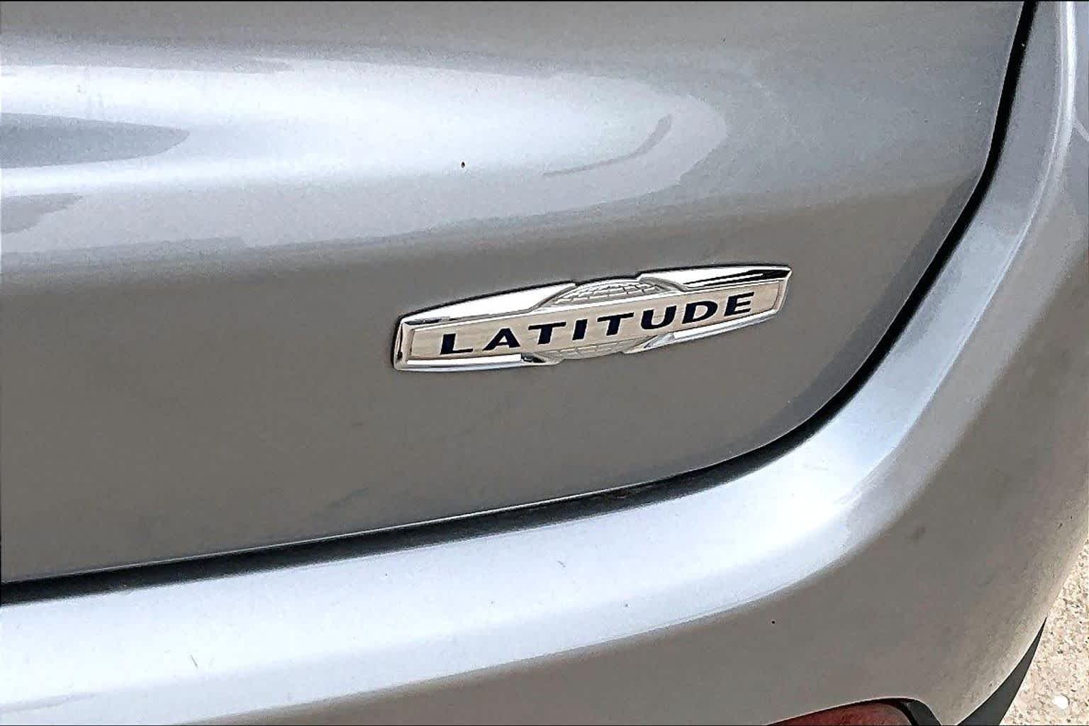 Used 2022 Billet Silver Metallic Clearcoat Jeep Latitude image 11