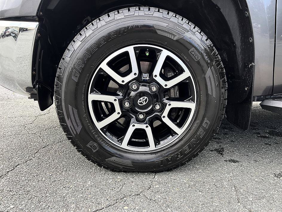 Used 2018 Magnetic Gray Metallic Toyota SR5 image 8