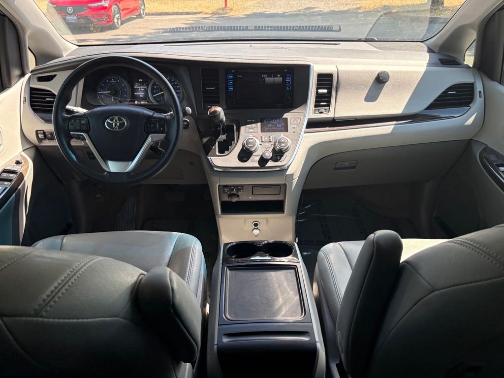 Used 2017  Toyota XLE image 18