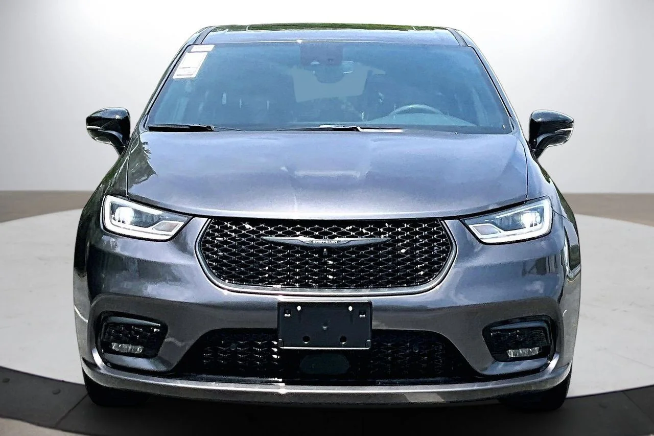 Used 2023 Gray Chrysler Limited image 3