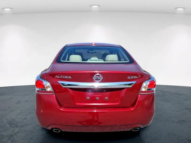 Used 2015 Red Nissan 3.5 SL image 7