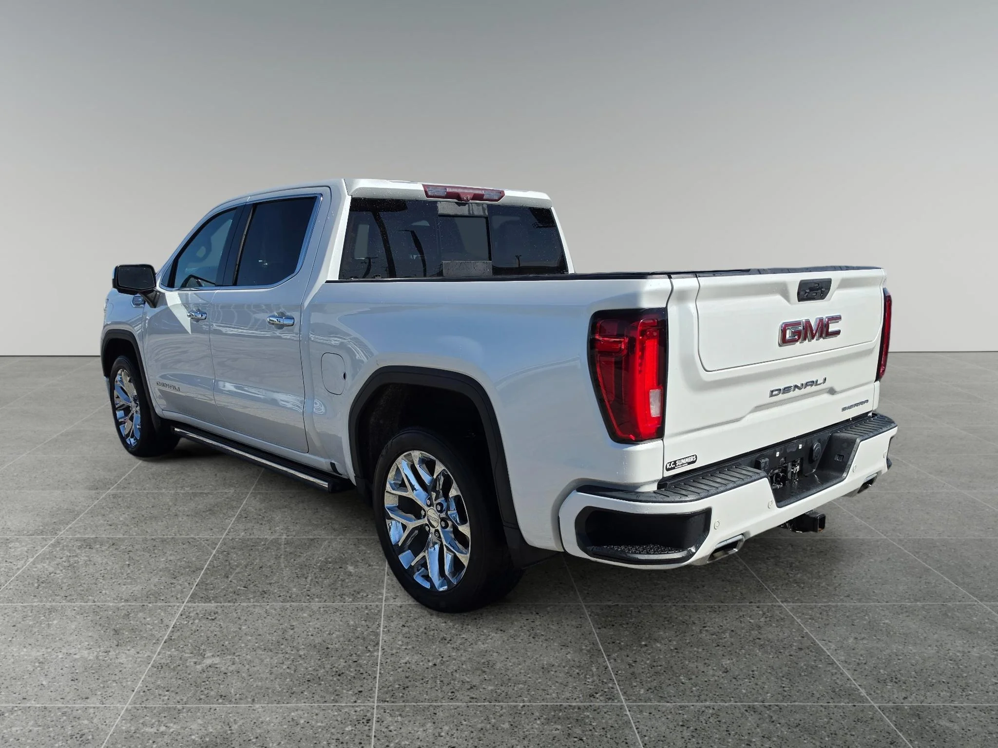 Used 2020 White Frost Tricoat GMC Denali image 4