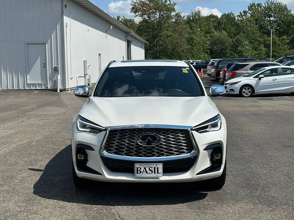 Used 2023 White INFINITI LUXE image 9