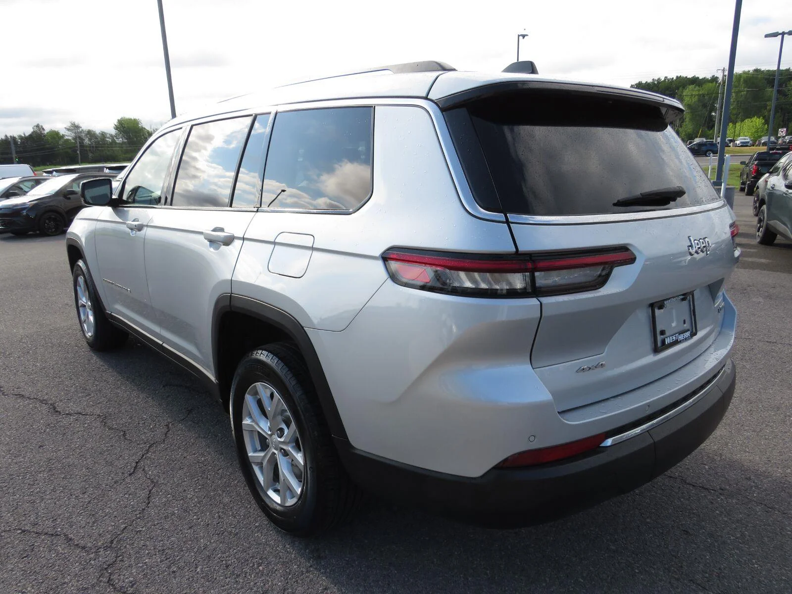 Used 2023 Silver Zynith Jeep Limited image 11