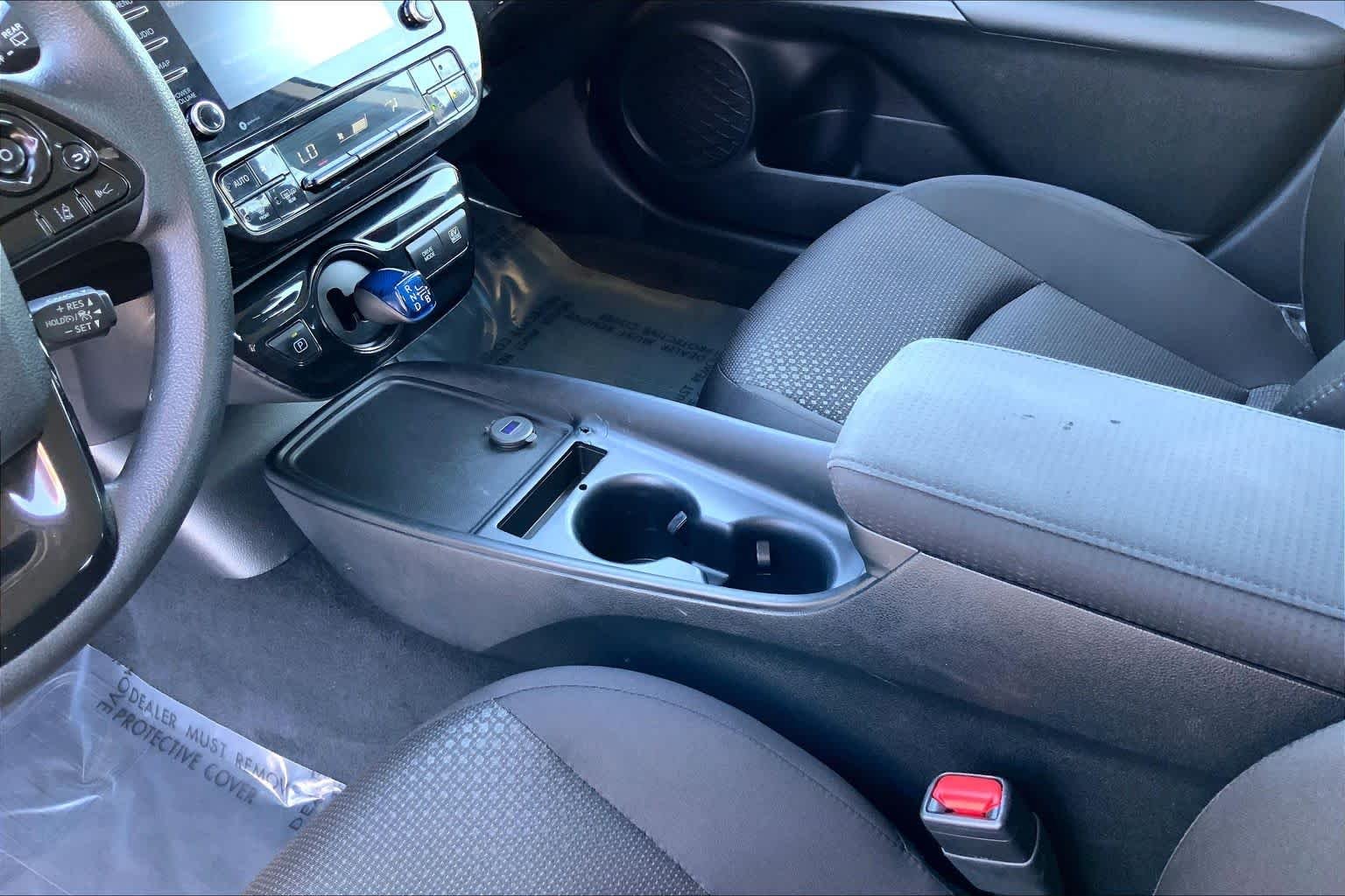 Used 2022 White Toyota LE image 16