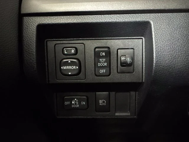 Used 2018 Blue Toyota SR5 image 19