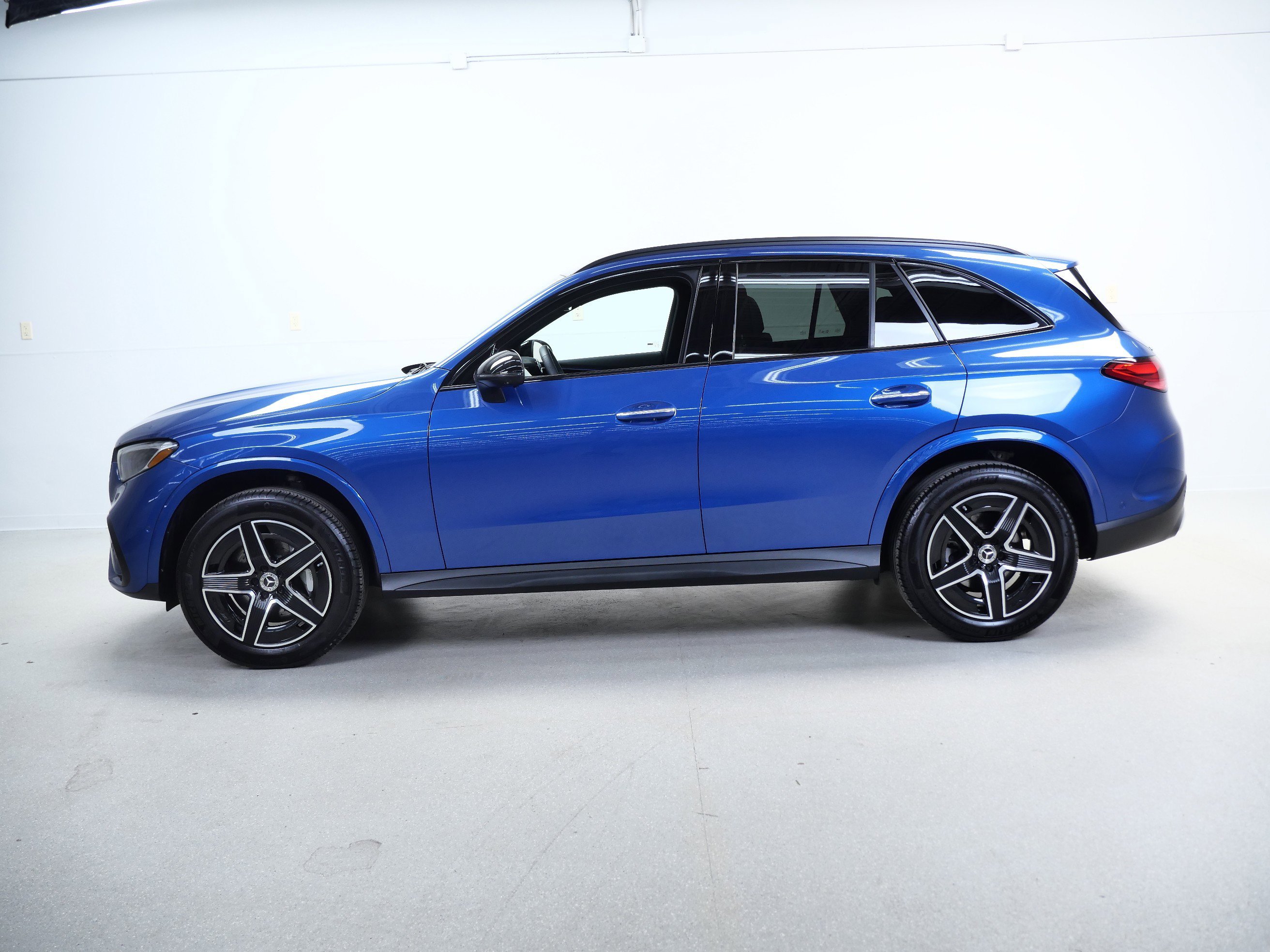 Used 2025 Starling Blue Metallic Mercedes-Benz GLC 300 image 10