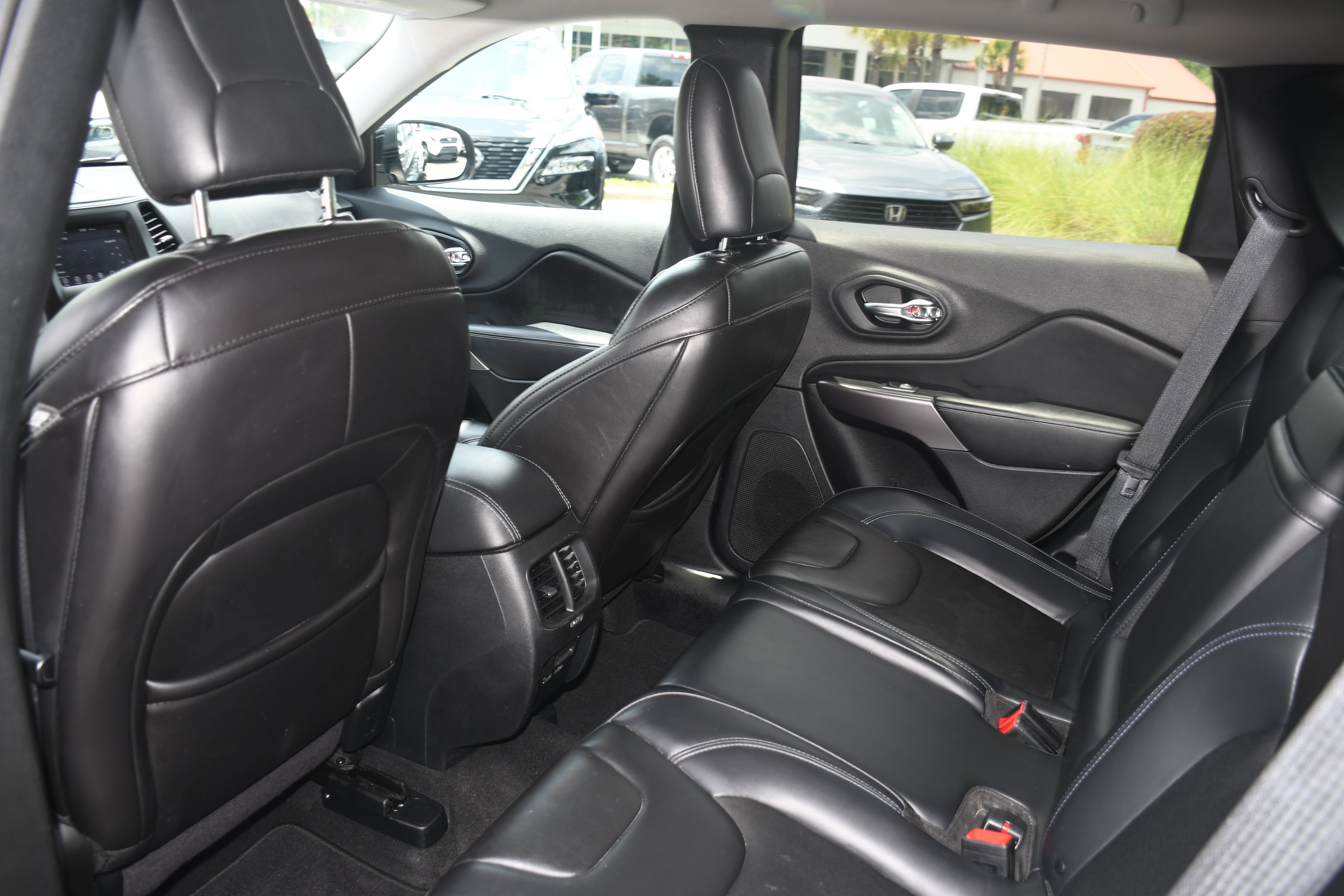 Used 2019 Black Jeep Latitude Plus image 14