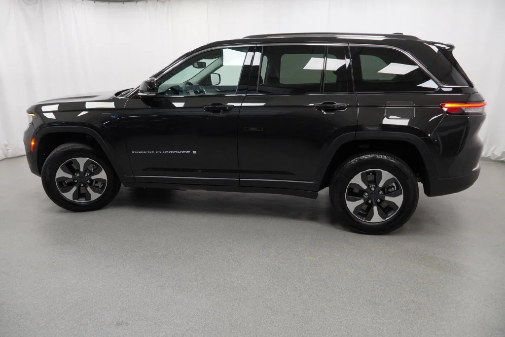 Used 2023  Jeep 4xe image 19