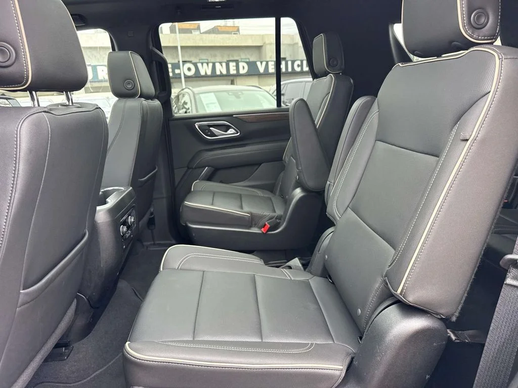 Used 2022 Iridescent Pearl Tricoat Chevrolet Premier image 18