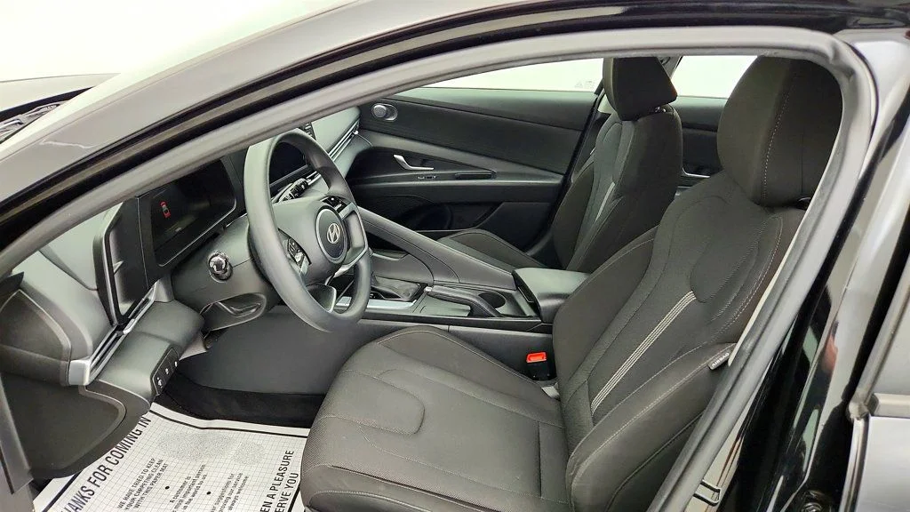 Used 2025 Abyss Black Hyundai SE IVT image 17