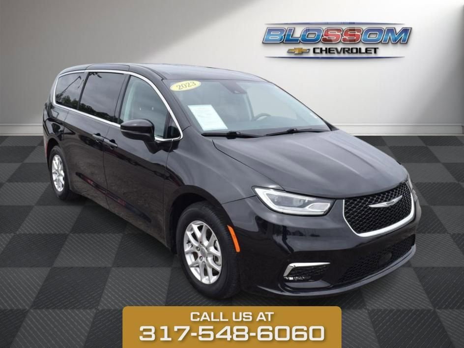 2023 Chrysler Pacifica Touring L's photo