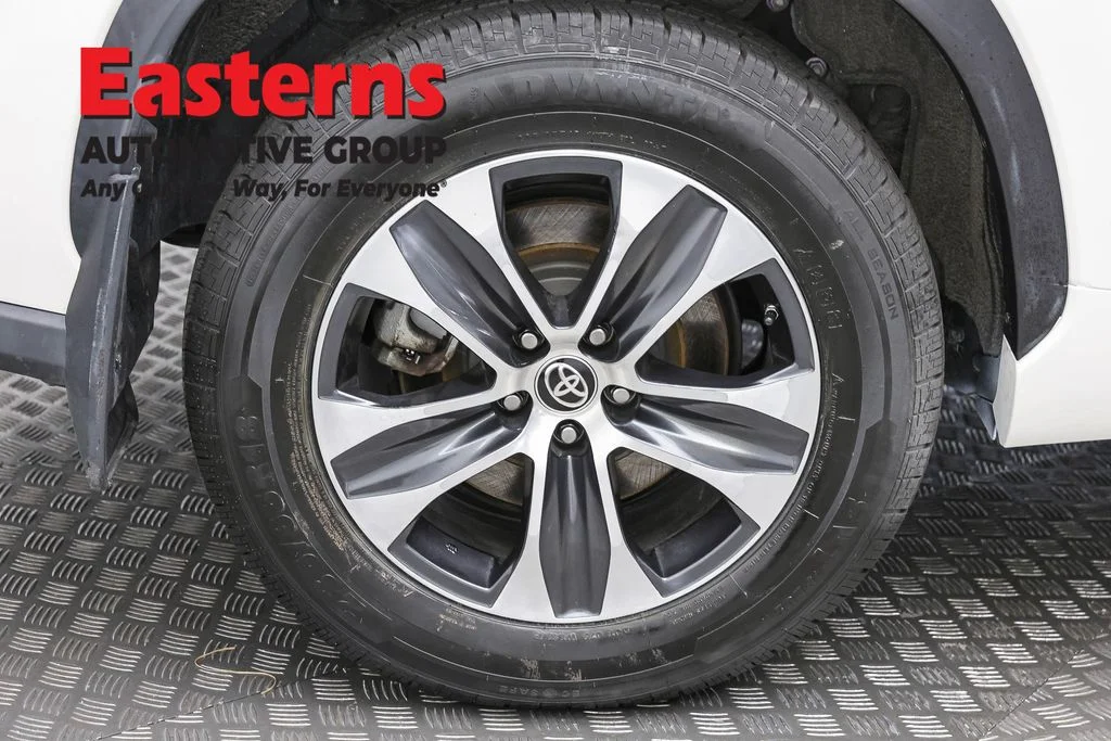 Used 2021 White Toyota XLE image 31