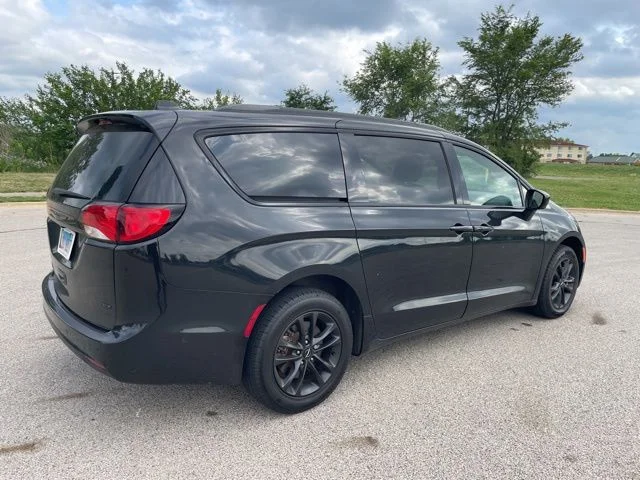 Used 2020 Black Chrysler Launch Edition image 3