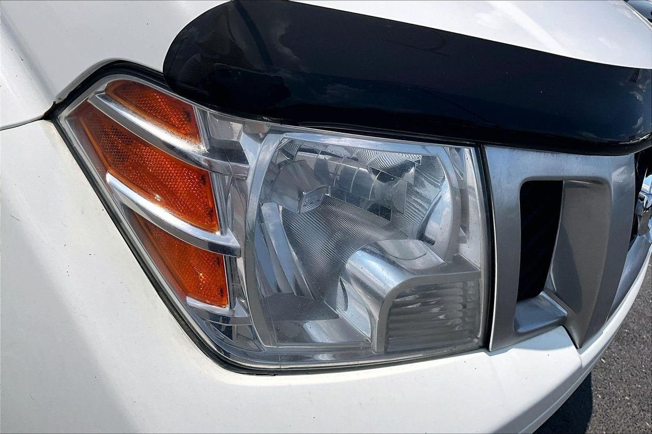 Used 2020 Glacier White Nissan Crew Cab SV 4x2 image 33