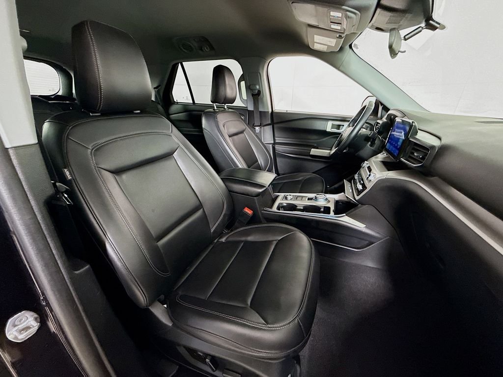 Used 2023 Agate Black Metallic Ford XLT image 28
